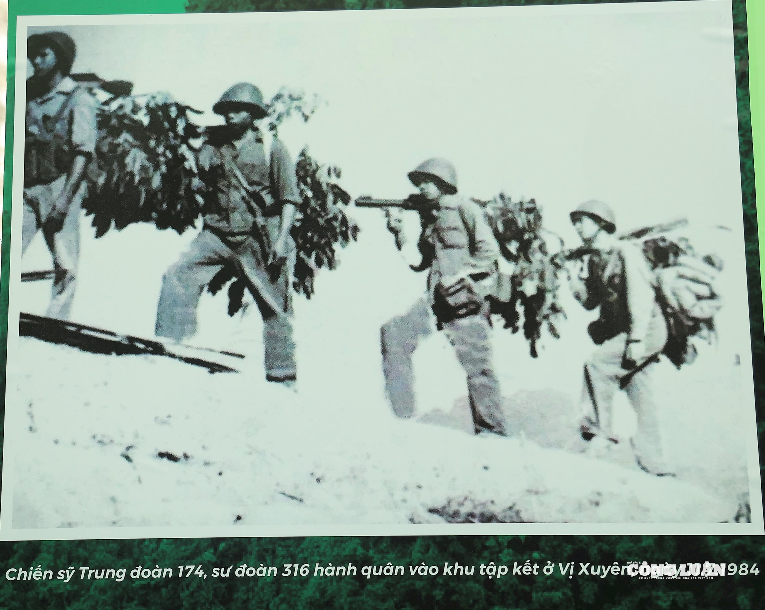 Chiến sỹ Trung đoàn 174, sư đoàn 316 hành quân vào khu tập kết ở vị Xuyên, năm 1984.