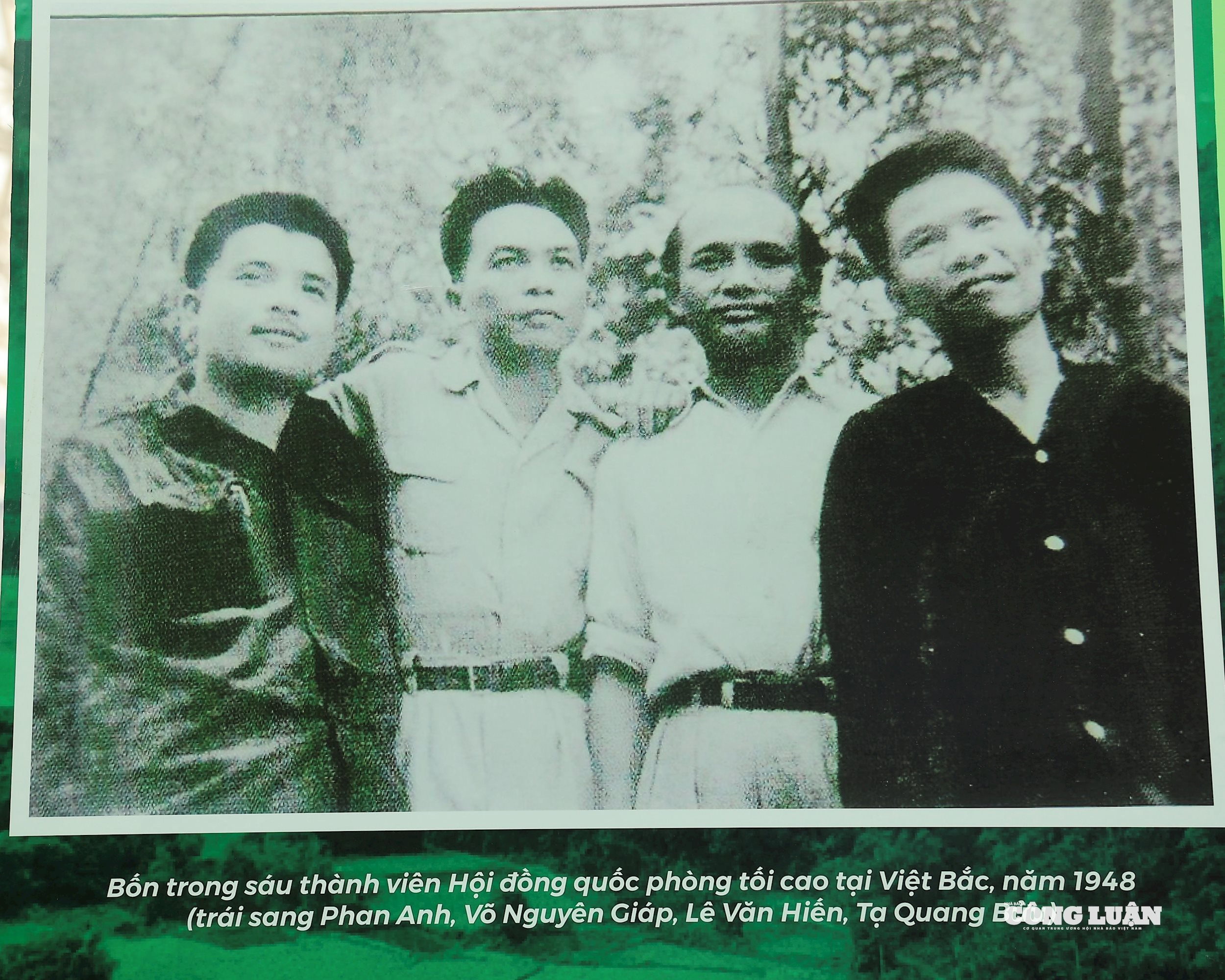 Bốn trong sáu thành viên Hội đồng quốc phòng tối cao tại Việt Bắc năm 1948 (trái sang Phan Anh, Võ Nguyên Giáp, Lê Văn Hiến, Tạ Quang Bửu).