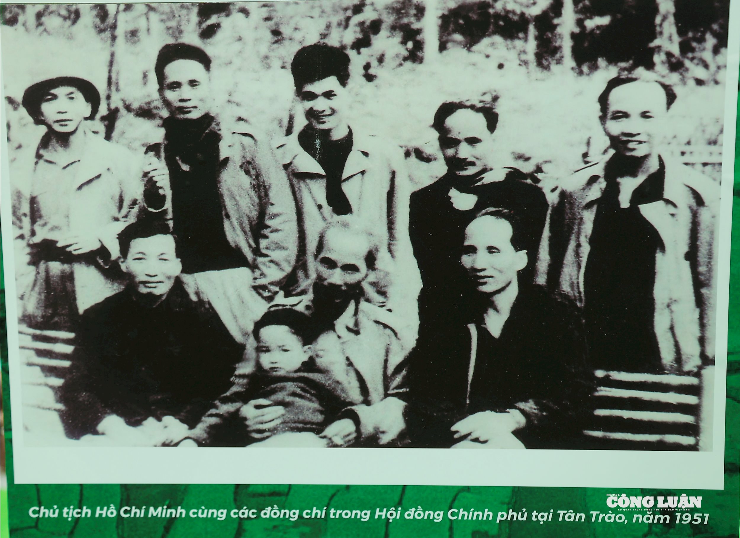 Chủ tịch Hồ Chí Minh cùng các đồng chí trong Hội đồng Chính phủ tại Tân Trào, năm 1951.