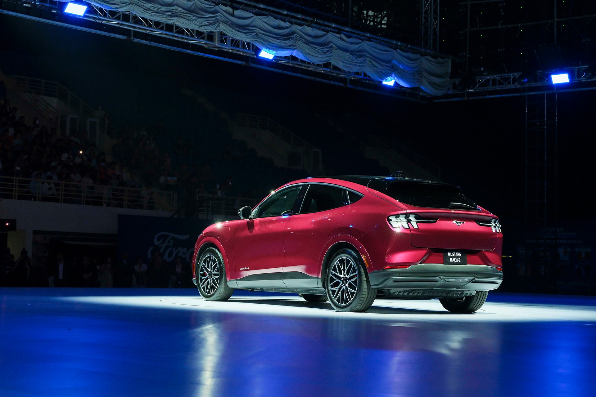 Mustang Mach-E sở hữu sức mạnh lên đến 395 mã lực song vẫn đạt quãng đường di chuyển 550 km sau mỗi lần sạc đầy pin.