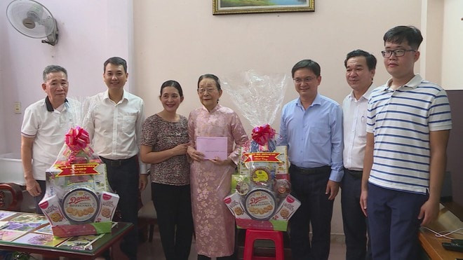 Lạnh đạo TP HCM thăm và tặng quà bà Nguyễn Thị Hạnh.