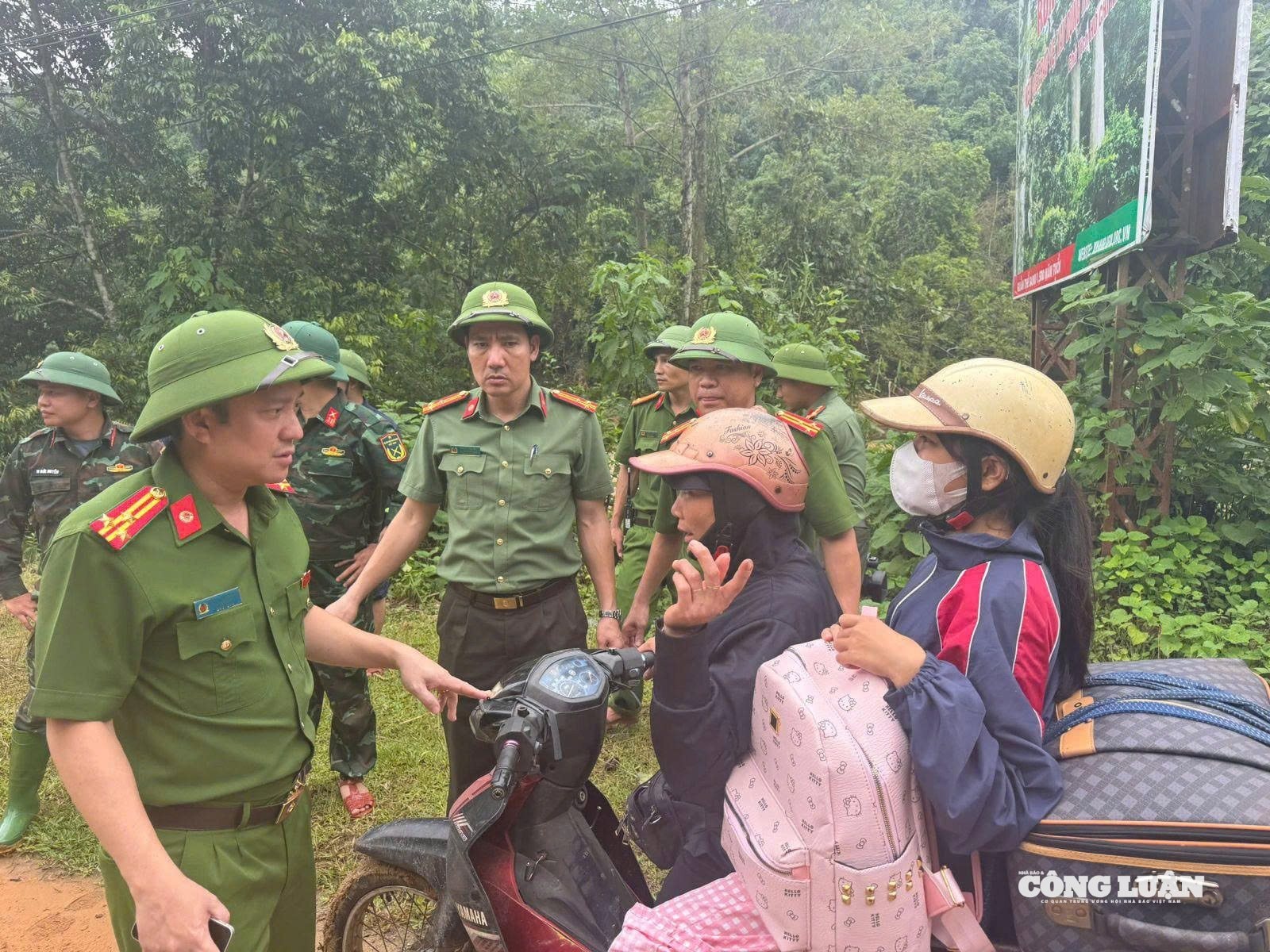 Thượng tá Trần Thái Quang Hoàng, Phó Giám đốc Công an tỉnh thăm hỏi, động viên người dân xã Yên Nhân