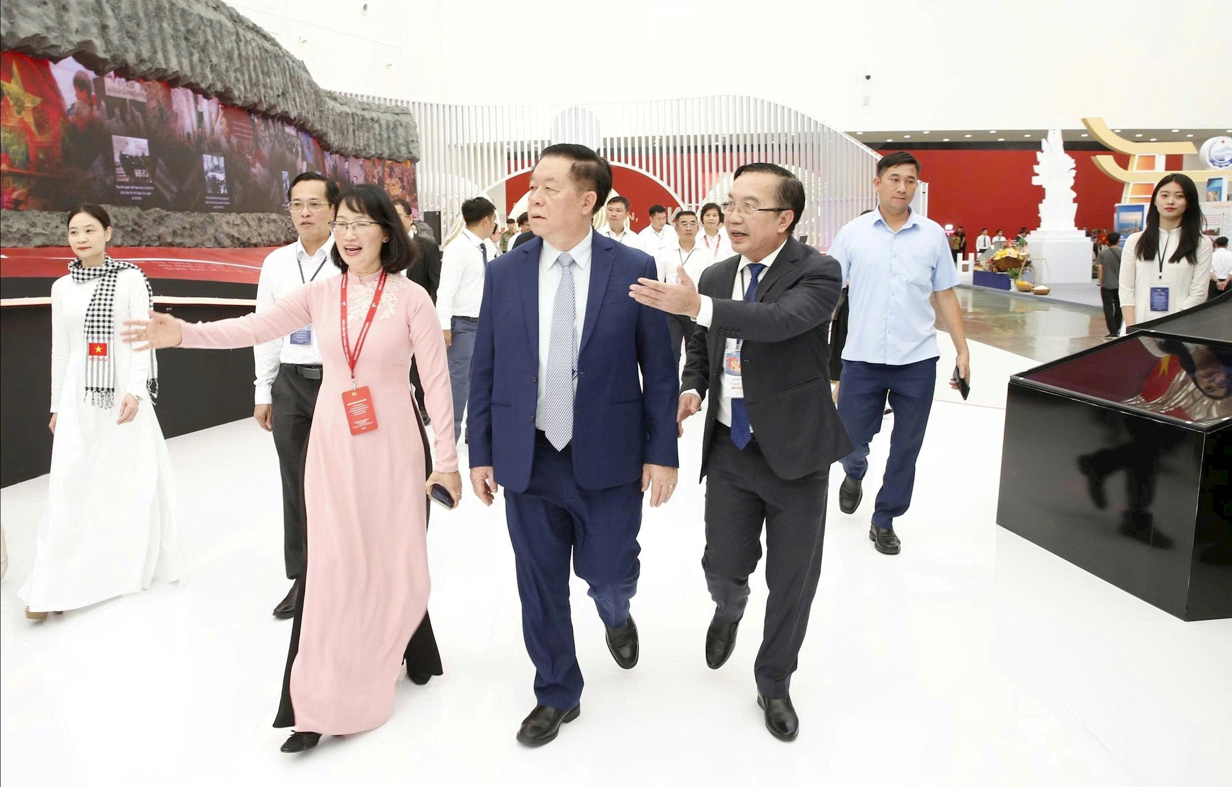 Trưởng Ban Tuyên giáo và Dân vận Trung ương Nguyễn Trọng Nghĩa tham quan gian hàng của TP.HCM