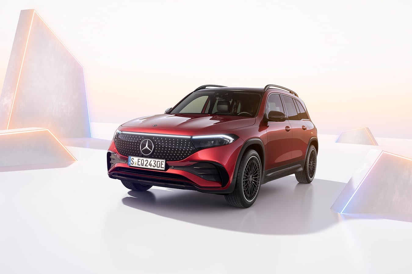 Mercedes-Benz EQB 250+ FL sở hữu ngoại thất sang trọng và mượt mà - Ảnh: MBV