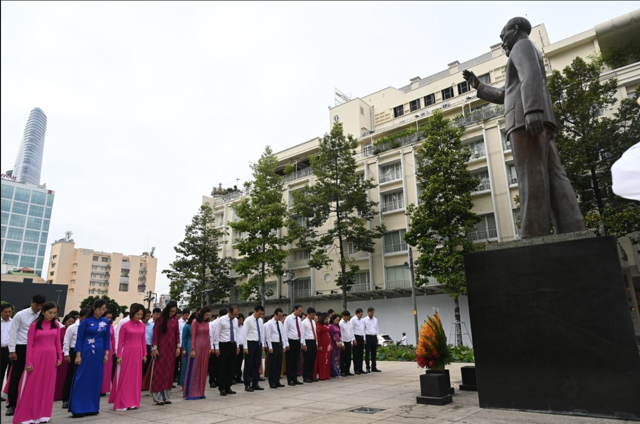 Các đại biểu đã dành phút mặc niệm tưởng nhớ Chủ tịch Hồ Chí Minh