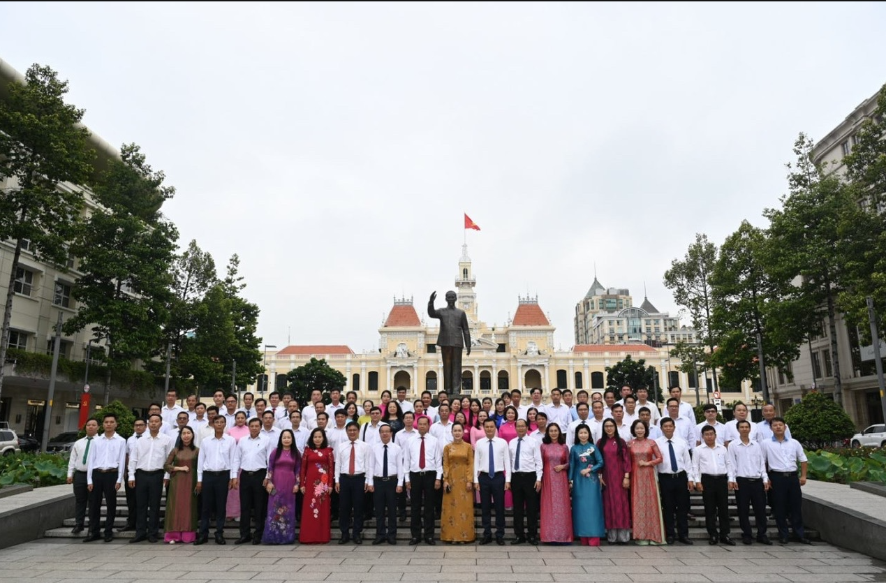 C ác đại biểu chụp ảnh lưu niệm tại Công viên Tượng đài Chủ tịch Hồ Chí Minh