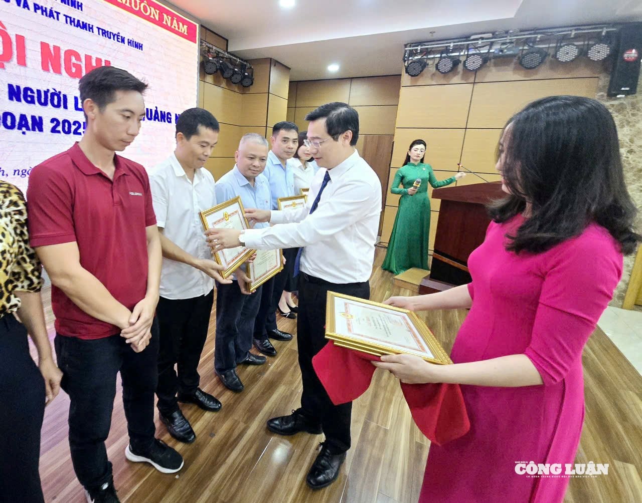 anh-2-hoi-nghi-dien-hinh-tien-tien-bao-chi-quang-ninh.jpg