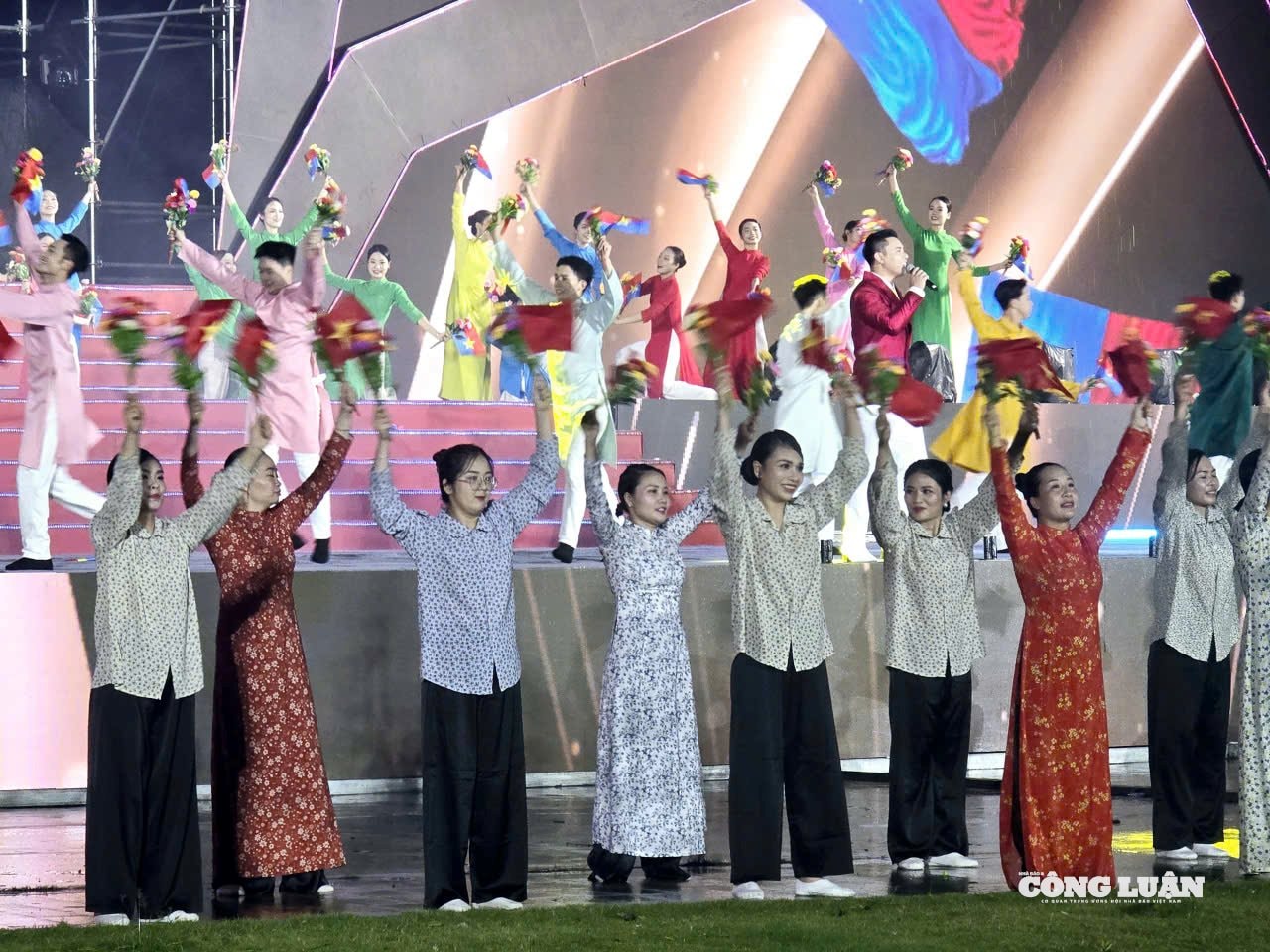 anh-3-quang-ninh-rang-ro-cung-dat-nuoc.jpg