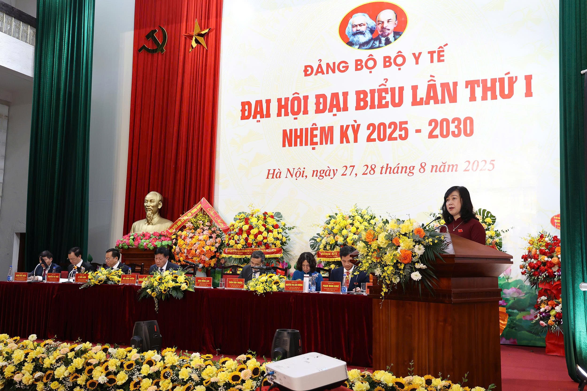 Đồng chí Đào Hồng Lan - Uỷ viên Ban Chấp hành Trung ương Đảng, Bí thư Đảng uỷ, Bộ trưởng Bộ Y tế phát biểu khai mạc Đại hội. Ảnh: Trần Minh