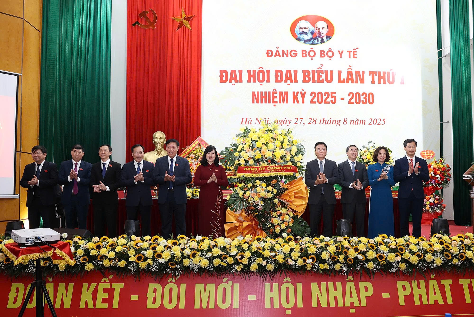 Phó Thủ tướng Chính phủ Lê Thành Long tặng hoa chúc mừng Đại hội Đại biểu Đảng bộ Bộ Y tế lần thứ I, nhiệm kỳ 2025-2030. Ảnh: Trần Minh