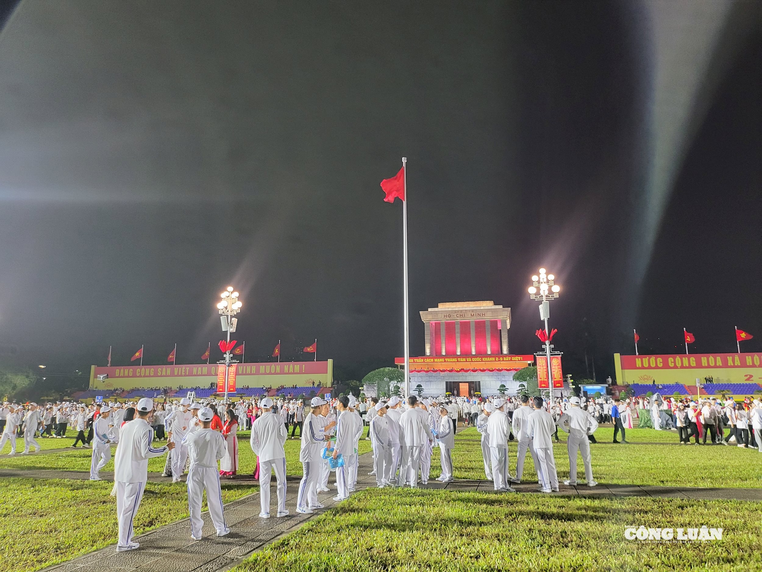 Khu vực Quảng trường Ba Đình rộn ràng chuẩn bị cho Tổng duy