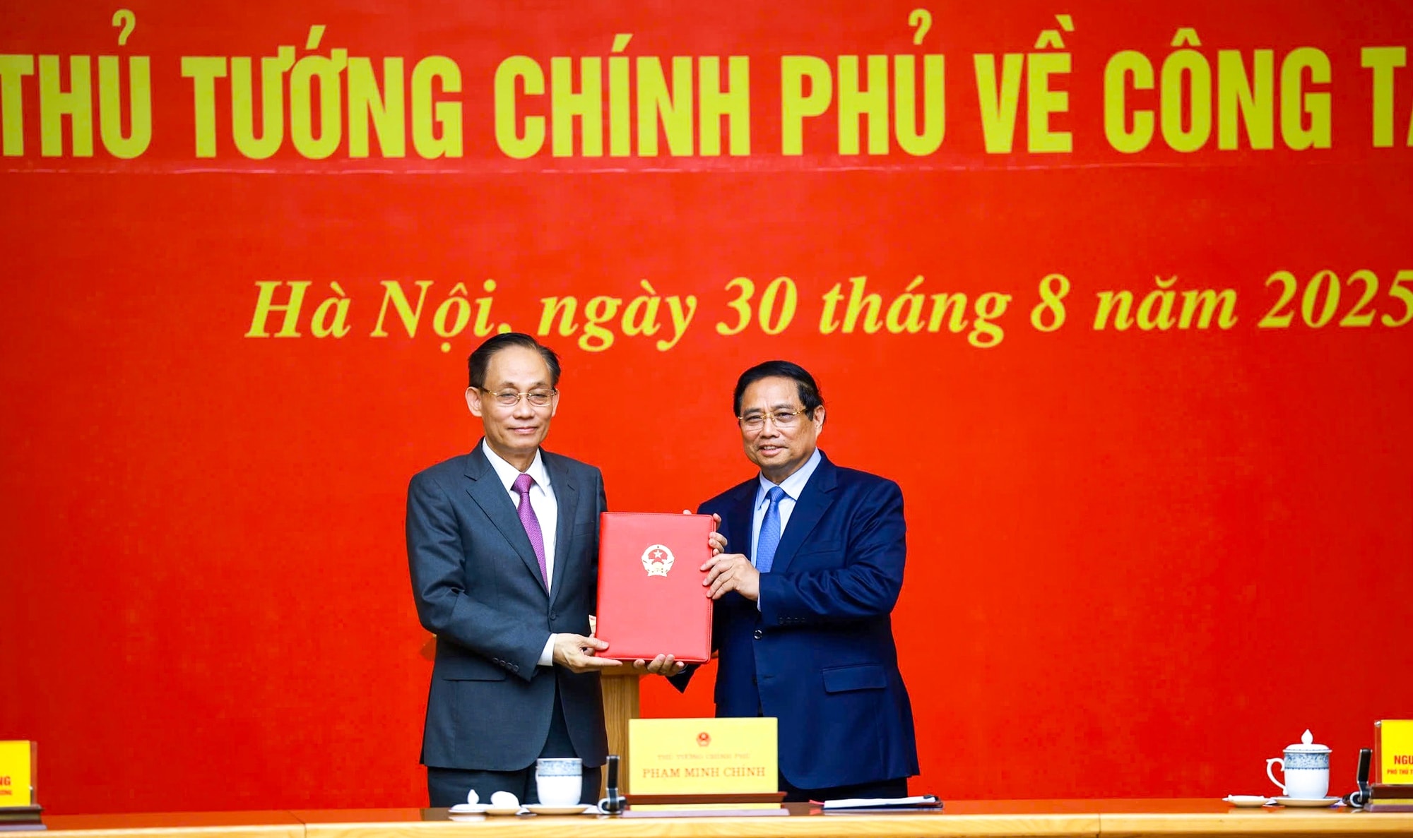 Thủ tướng Phạm Minh Chính trao quyết định giao quyền Bộ trưởng Bộ Ngoại giao- Ảnh 1. Thủ tướng Phạm Minh Chính trao quyết định giao quyền Bộ trưởng Bộ Ngoại giao- Ảnh 1.