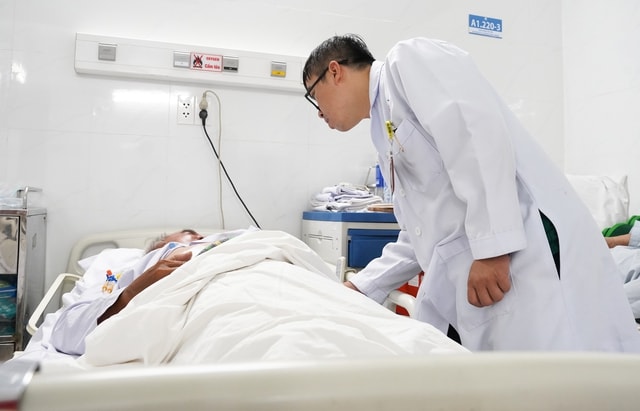 Người đàn ông 58 tuổi thủng đại tràng, áp xe gan do nuốt phải xương- Ảnh 1.