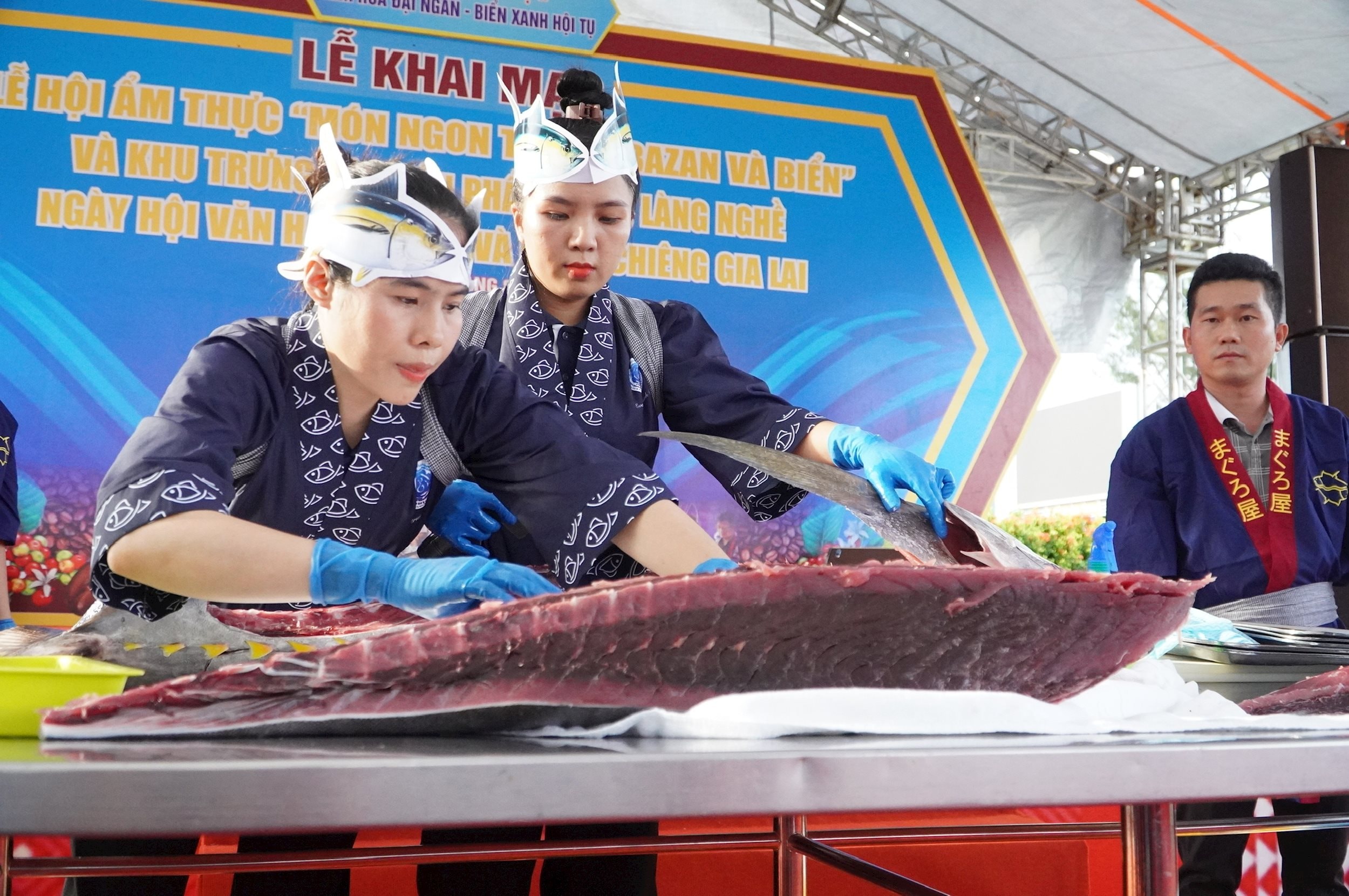 Đầu bếp trình diễn kỹ thuật mổ, phile cá ngừ đại dương