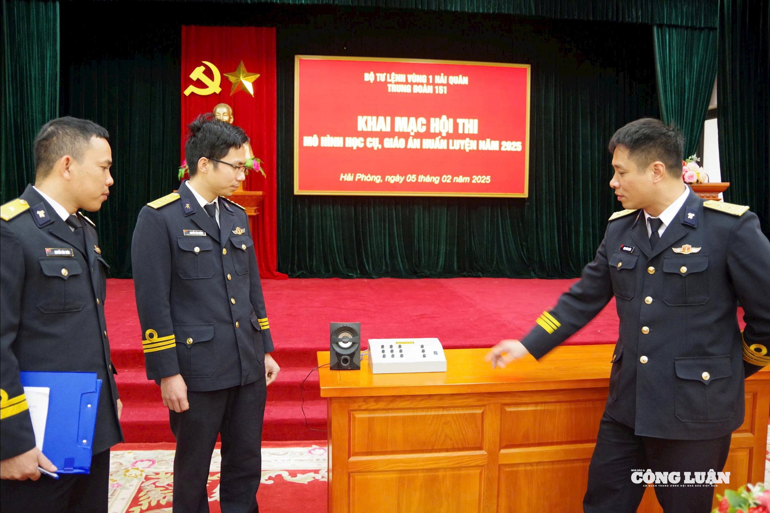 Thượng úy Nguyễn Văn Cường (đứng giữa) tham gia Hội thi sáng kiến, cải tiến kỹ thuật năm 2025 tại Trung đoàn 151, Vùng 1 Hải quân.