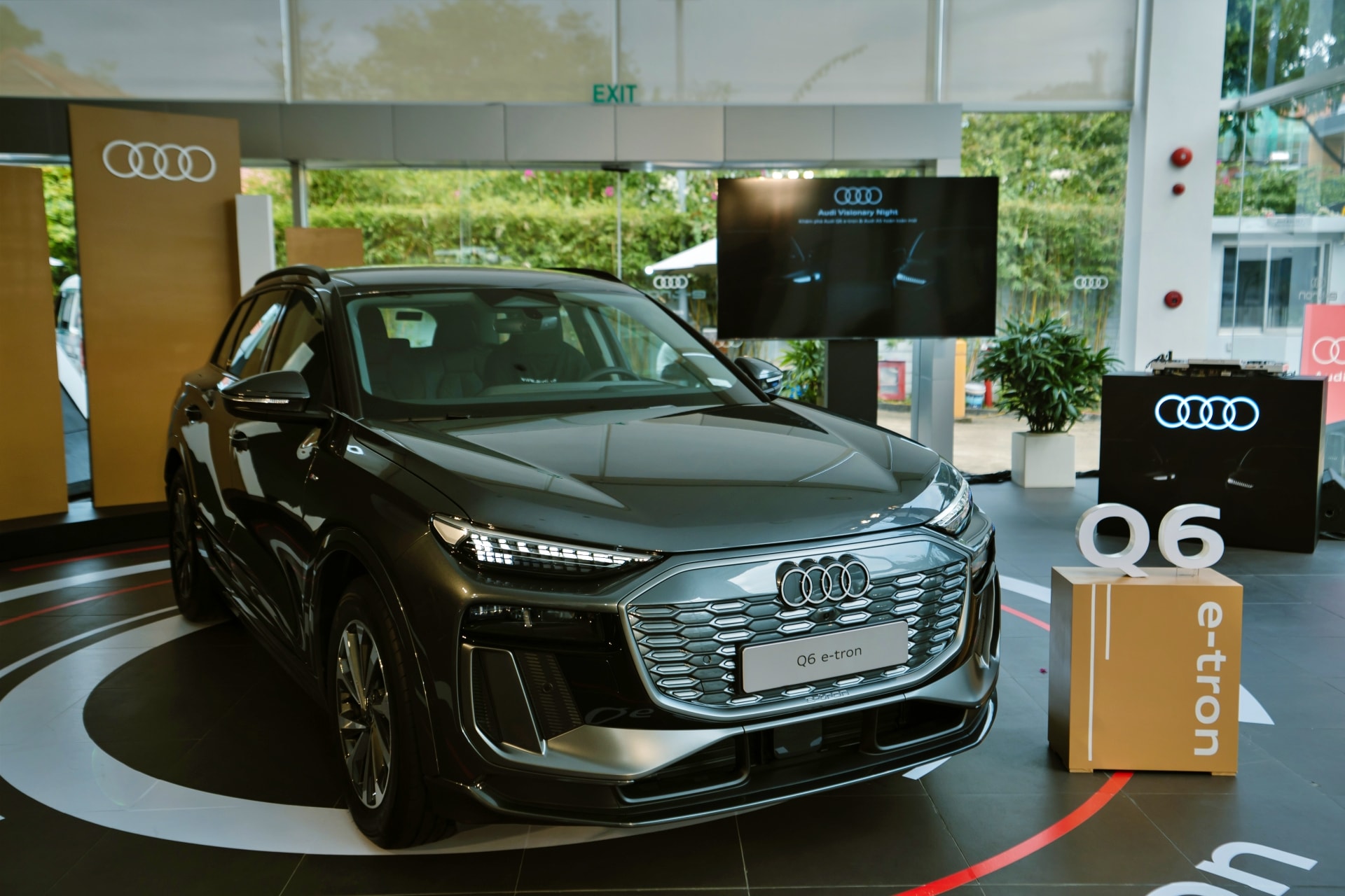 Mẫu xe điện Audi Q6 e-tron 2025 tại đại lý.