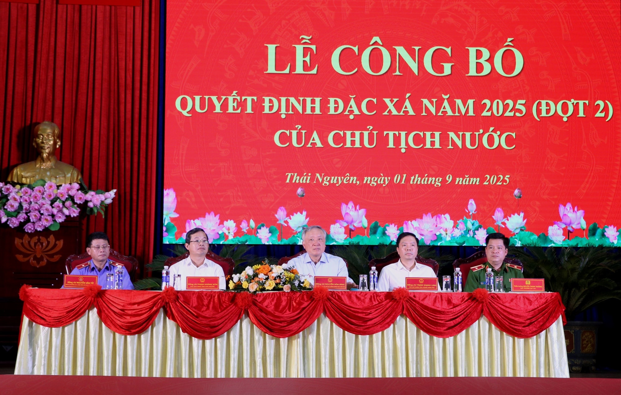 Phó Thủ tướng Thường trực Chính phủ Nguyễn Hòa Bình dự Lễ công bố Quyết định đặc xá tại Trại giam Phú Sơn 4- Ảnh 2. Phó Thủ tướng Thường trực Chính phủ Nguyễn Hòa Bình dự Lễ công bố Quyết định đặc xá tại Trại giam Phú Sơn 4- Ảnh 2.