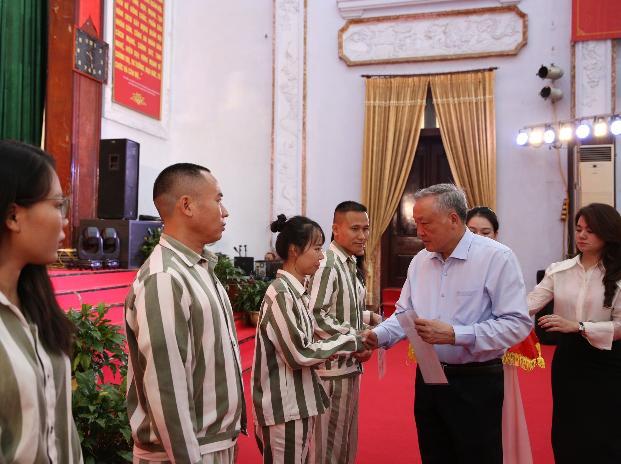 Phó Thủ tướng Thường trực Chính phủ Nguyễn Hòa Bình dự Lễ công bố Quyết định đặc xá tại Trại giam Phú Sơn 4- Ảnh 4. Phó Thủ tướng Thường trực Chính phủ Nguyễn Hòa Bình dự Lễ công bố Quyết định đặc xá tại Trại giam Phú Sơn 4- Ảnh 4.
