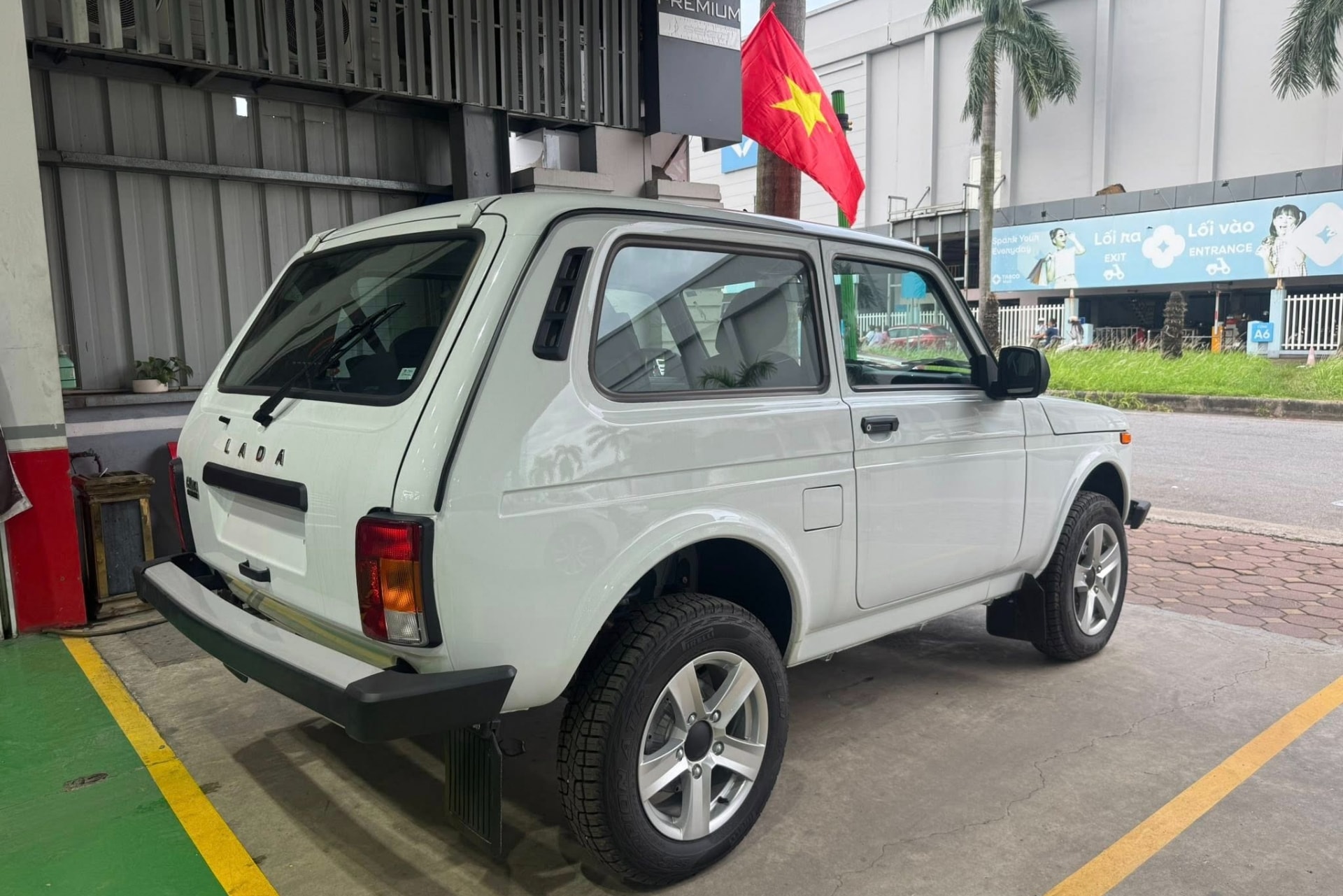 Xe có kích thước nhỏ, thiết kế 2 cửa, gầm cao - Ảnh: Vinh Nguyen