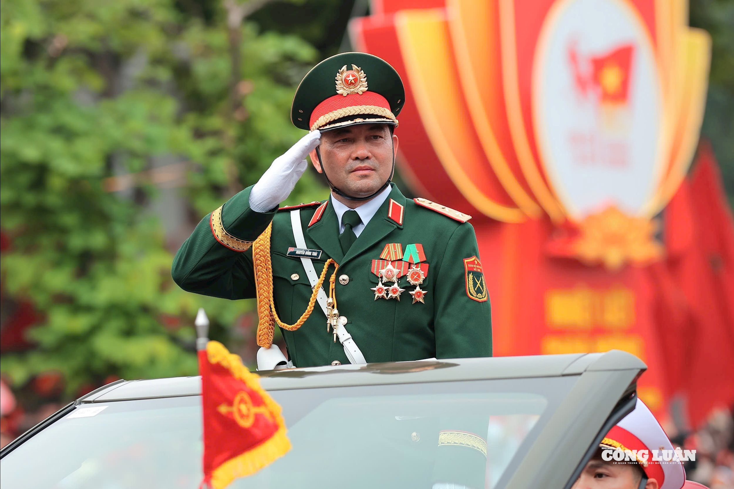 Thượng tướng Nguyễn Hồng Thái, Thứ trưởng Bộ Quốc phòng chỉ huy dẫn đầu các khối đại diện cho Quân đội nhân dân Việt Nam anh hùng và Dân quân tự vệ.