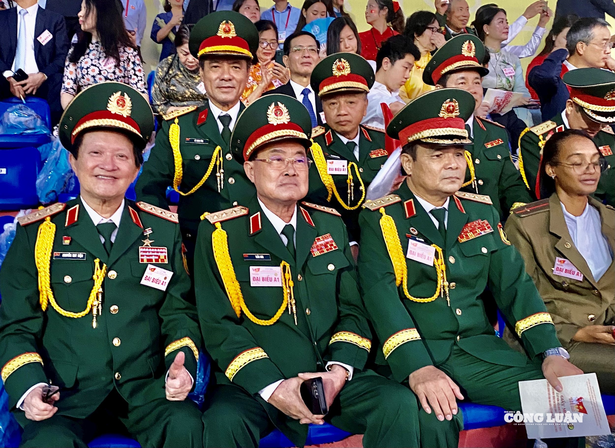 Thượng tướng, Viện sĩ, Anh hùng Lực lượng vũ trang nhân dân Nguyễn Huy Hiệu (hàng đầu, ngoài cùng bên trái) trên khán đài, dự Lễ kỷ niệm 80 năm Cách mạng Tháng Tám thành công và Quốc khánh, sáng 2/9/2025, tại Quảng trường Ba Đình lịch sử.