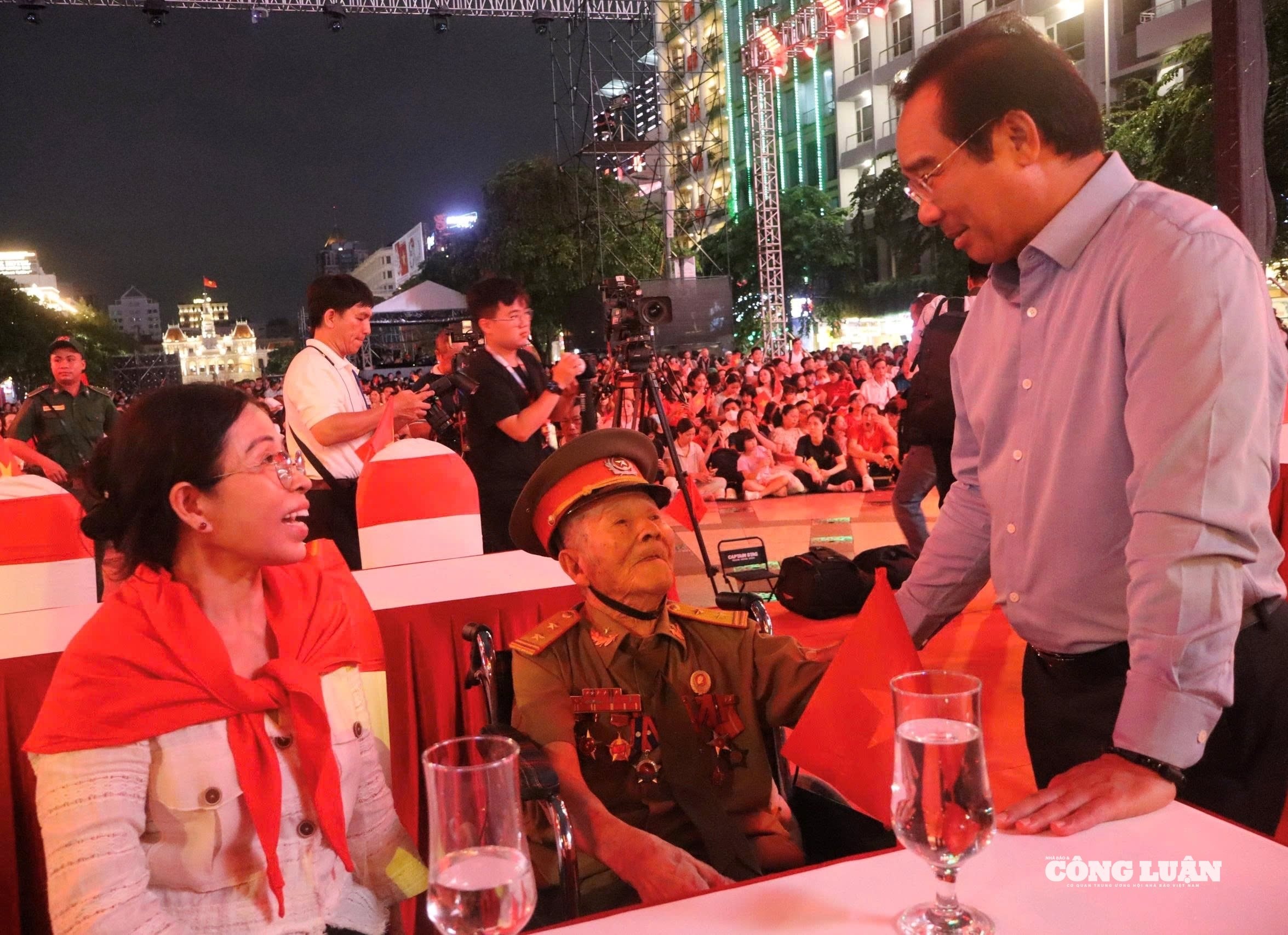 Ông Nguyễn Văn Được - Ủy viên Trung ương Đảng, Chủ tịch UBND TP Hồ Chí Minh thăm hỏi sức khỏe cựu chiến binh, đại biểu tại chương trình
