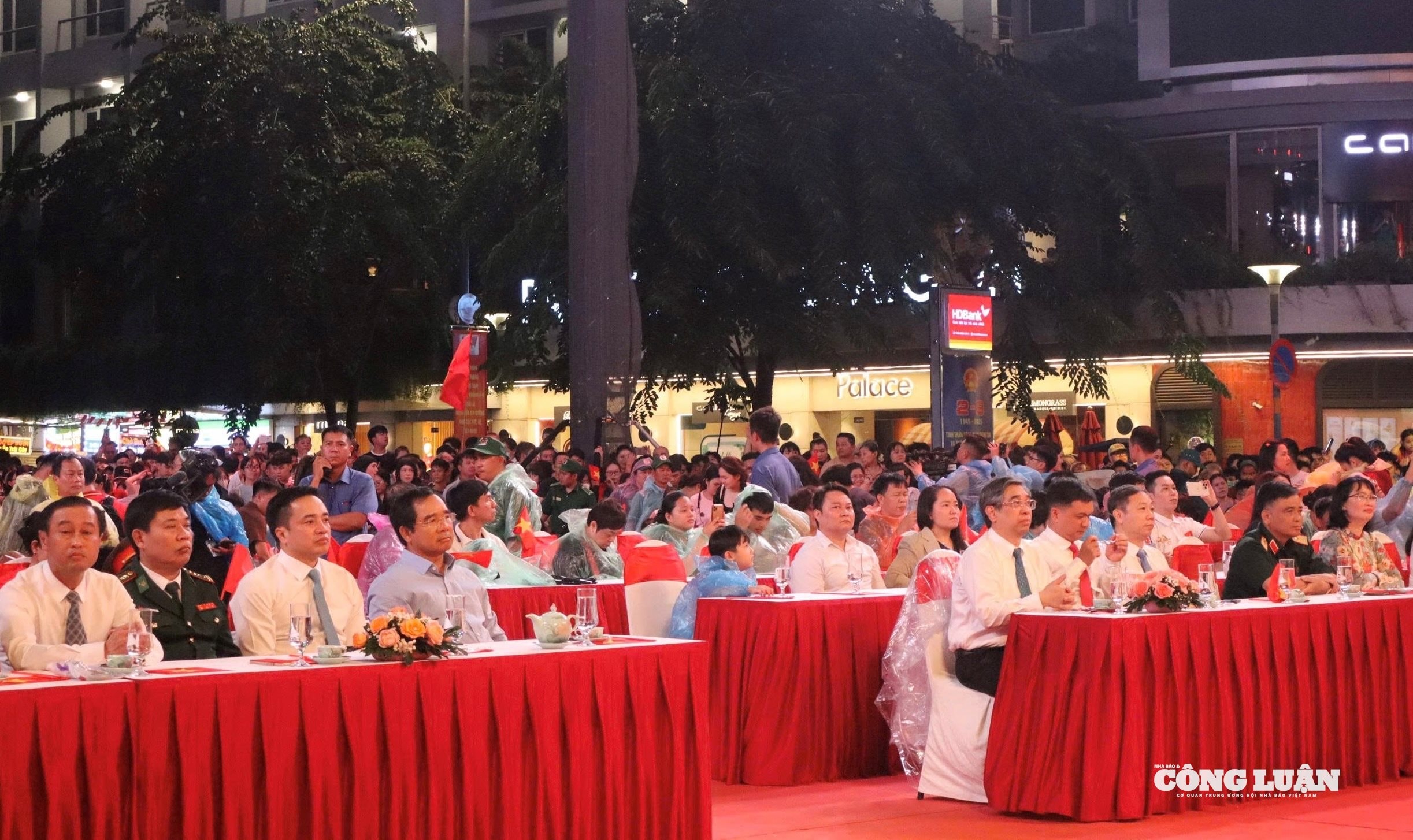 Các đại biểu có mặt tại điểm cầu phố đi bộ Nguyễn Huệ (Phường Sài Gòn).