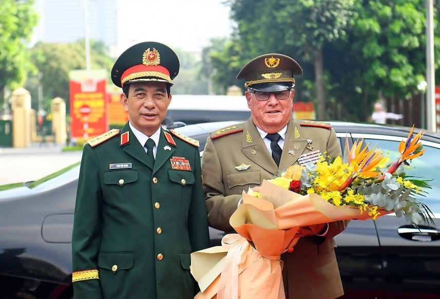 Đại tướng Phan Văn Giang đón Thượng tướng Álvaro López Miera.