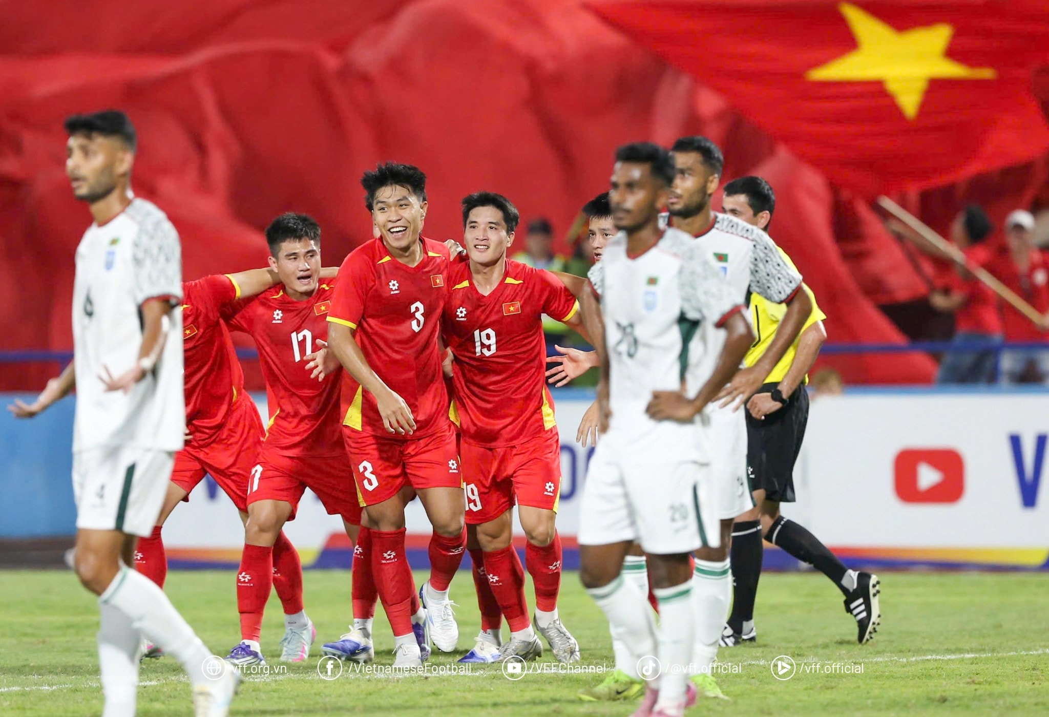 U23 Việt Nam ăn mừng sau khi ghi bàn thắng vào lưới đội khách. Ảnh: VFF