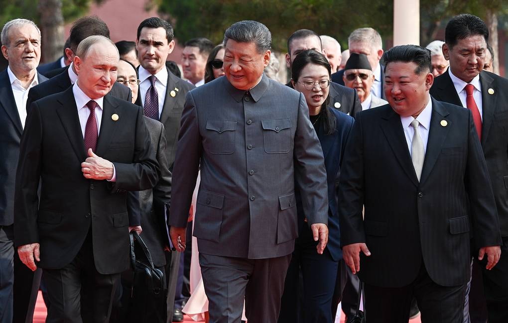 Tổng thống Nga Vladimir Putin, Chủ tịch Trung Quốc Tập Cận Bình và nhà lãnh đạo Triều Tiên Kim Jong Un Sergey Bobylev/POOL/TASS