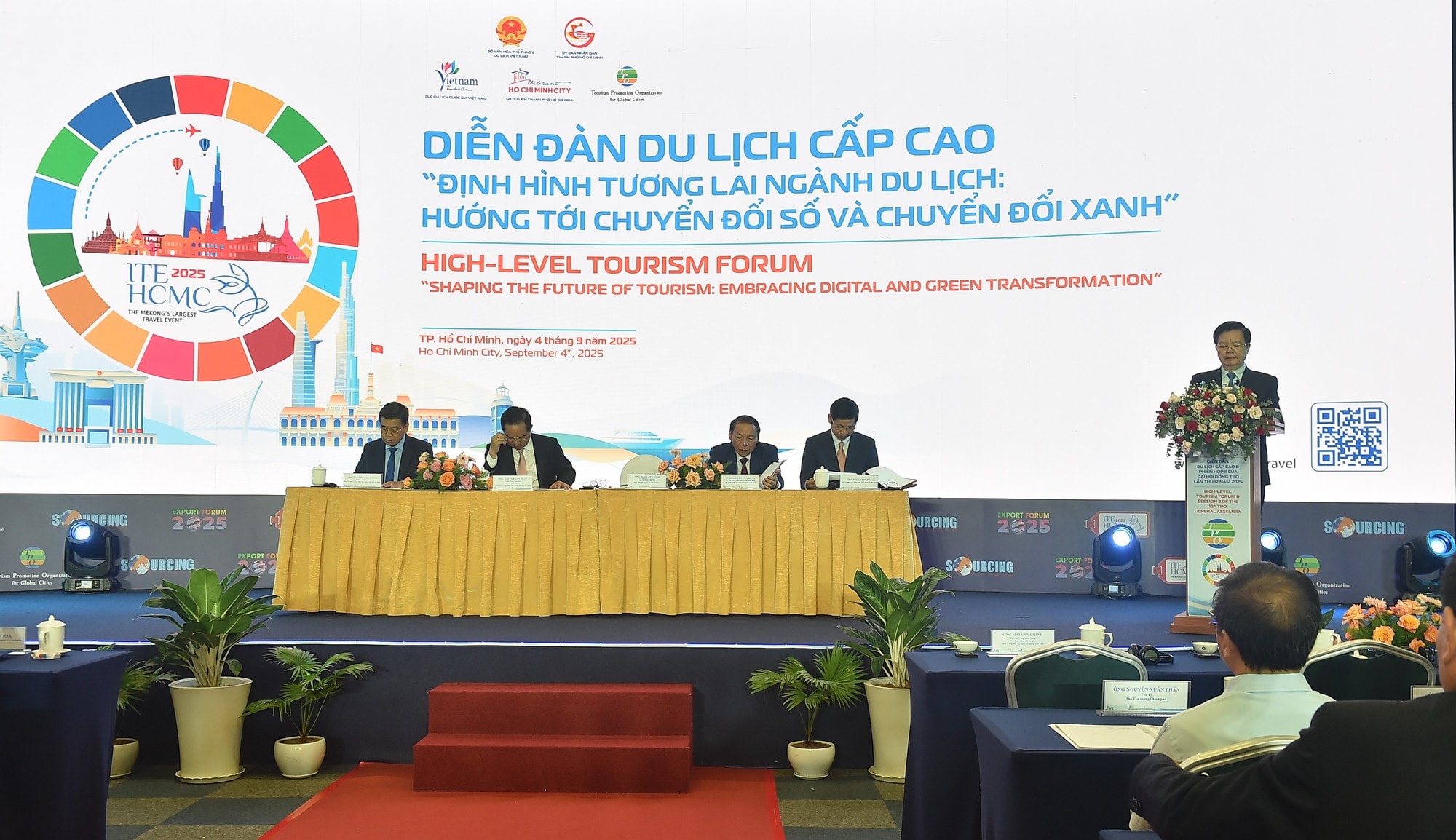 Chuyển đổi số và chuyển đổi xanh: 'Chìa khóa vàng' phát triển du lịch bền vững- Ảnh 2.