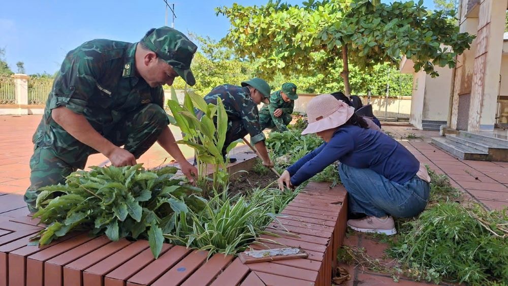 Các chiến sĩ bộ đội cùng các cô giáo trồng thêm cây, vệ sinh trường lớp, chuẩn bị cho lễ khai giảng và năm học mới. Ảnh: Thu Báu