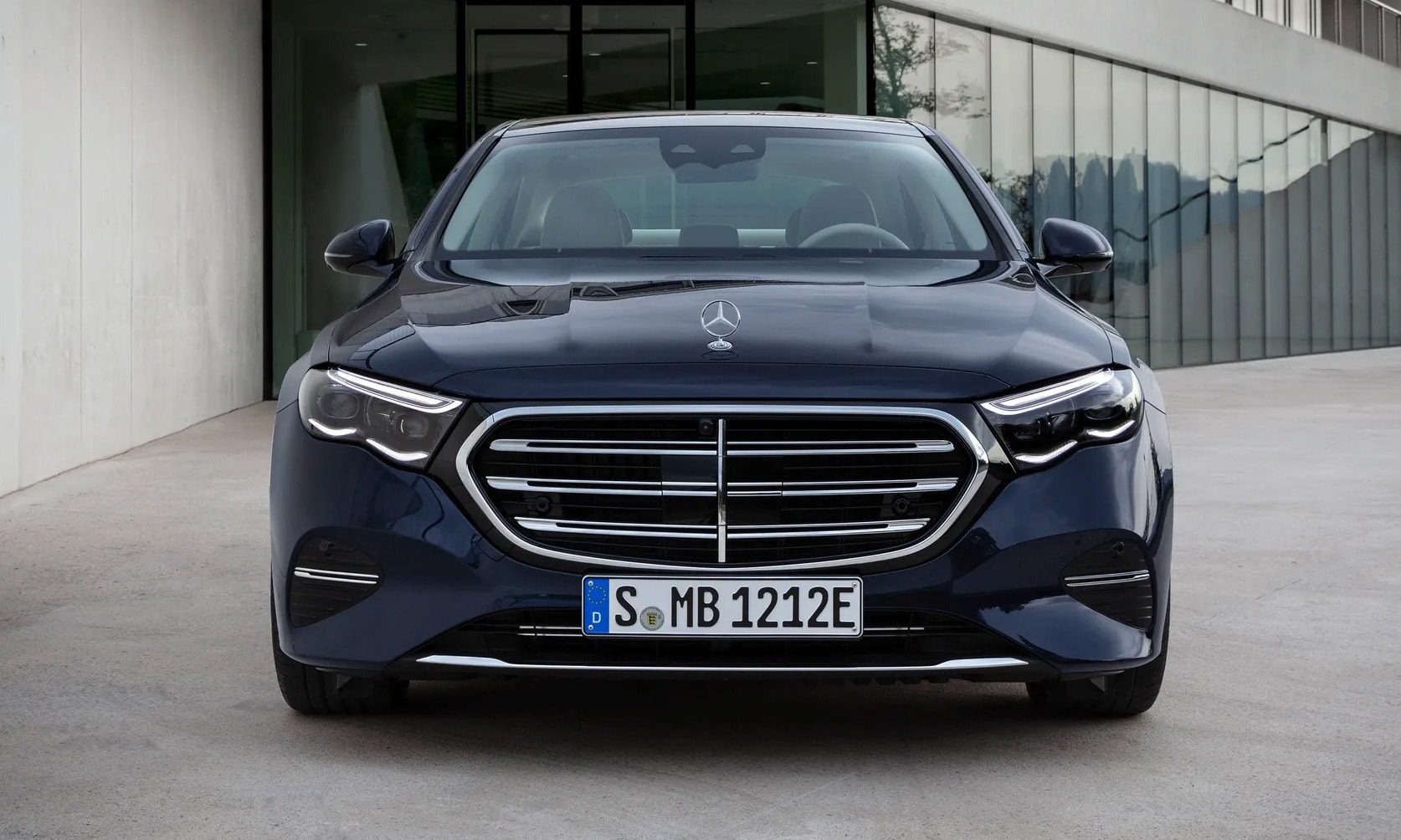 Mặt ca-lăng mới trên phiên bản E 200 Exclusive - Ảnh: Mercedes-Benz