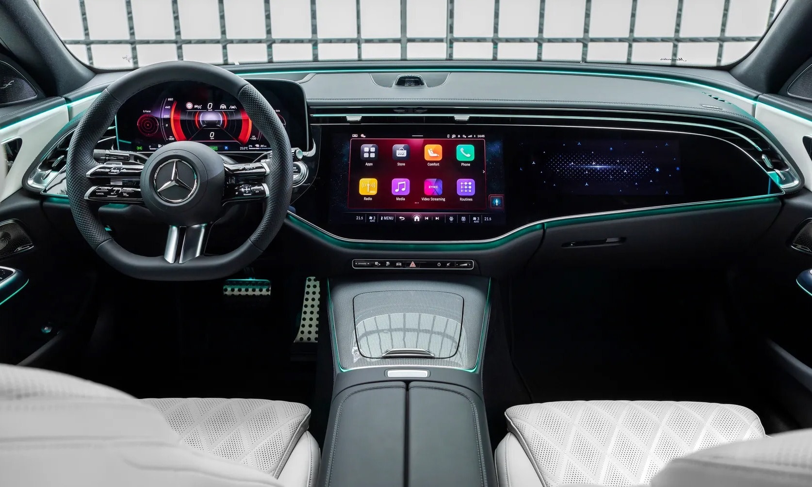 Khoang lái với cụm 3 bản hình trên phiên bản E 300 AMG - Ảnh: Mercedes-Benz