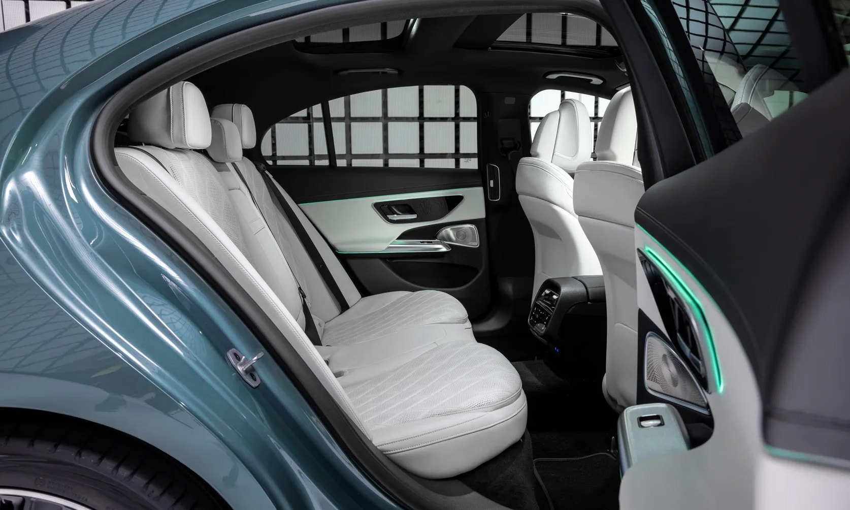 Hàng ghế phía sau của phiên bản E 300 AMG - Ảnh: Mercedes-Benz