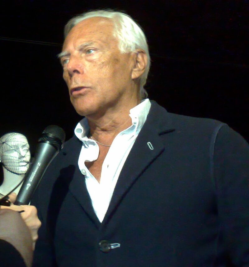 upload.wikimedia.org-wikipedia-commons-thumb-8-82-giorgio_armani_-cropped-.jpg-_800px-giorgio_armani_-cropped-.jpg