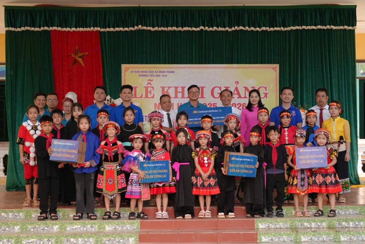 Ảnh 1. Vietnam Airlines -trao gửi yêu thương, sưởi ấm tương lai-
