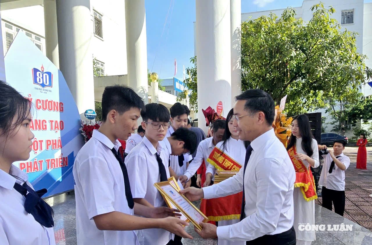 anh-11-quang-ninh-khai-giang-nam-hoc-moi.jpg