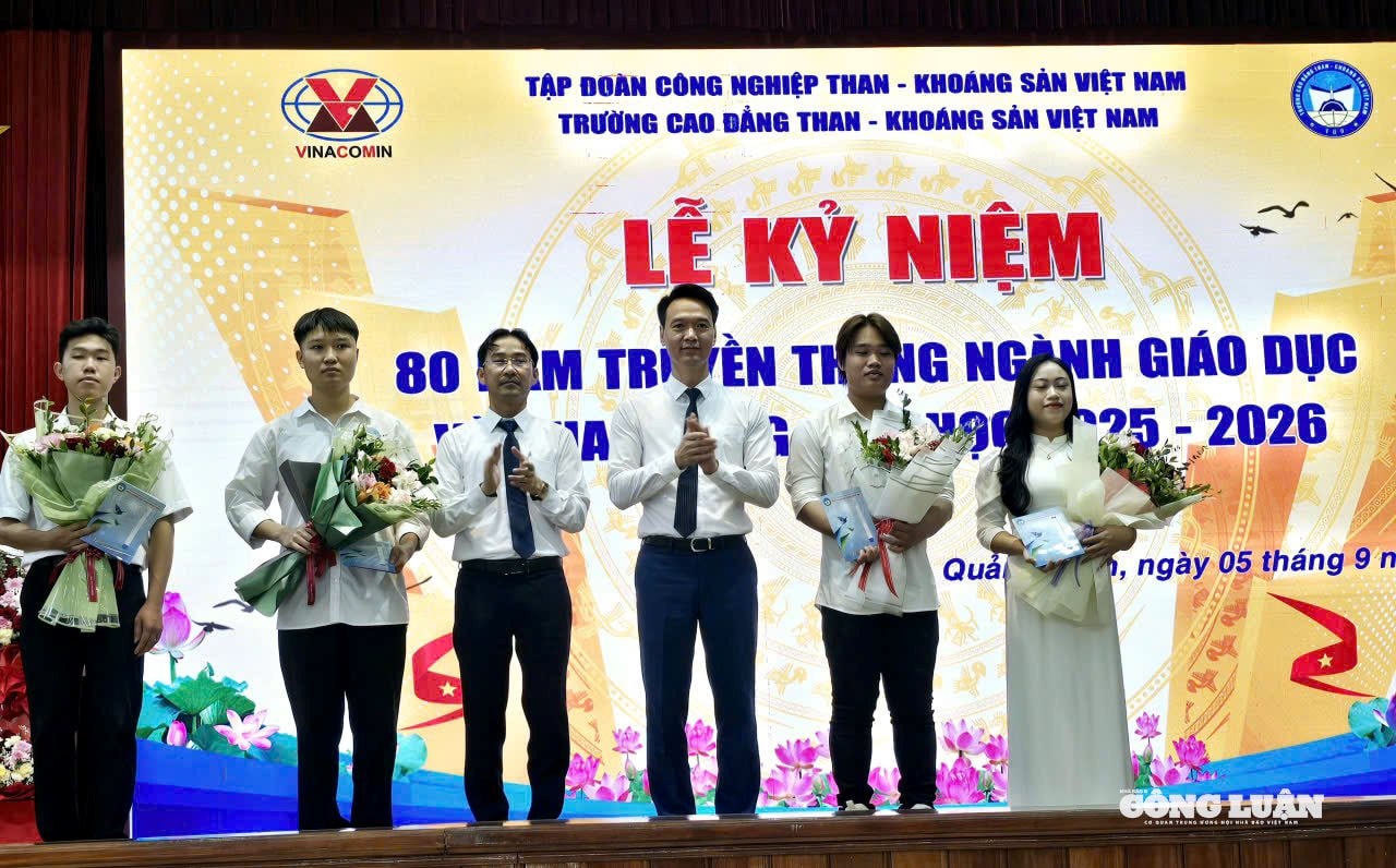 Học sinh đạt thành tích xuất sắc trong năm học 2024 -2025 được Nhà trường khen thưởng.