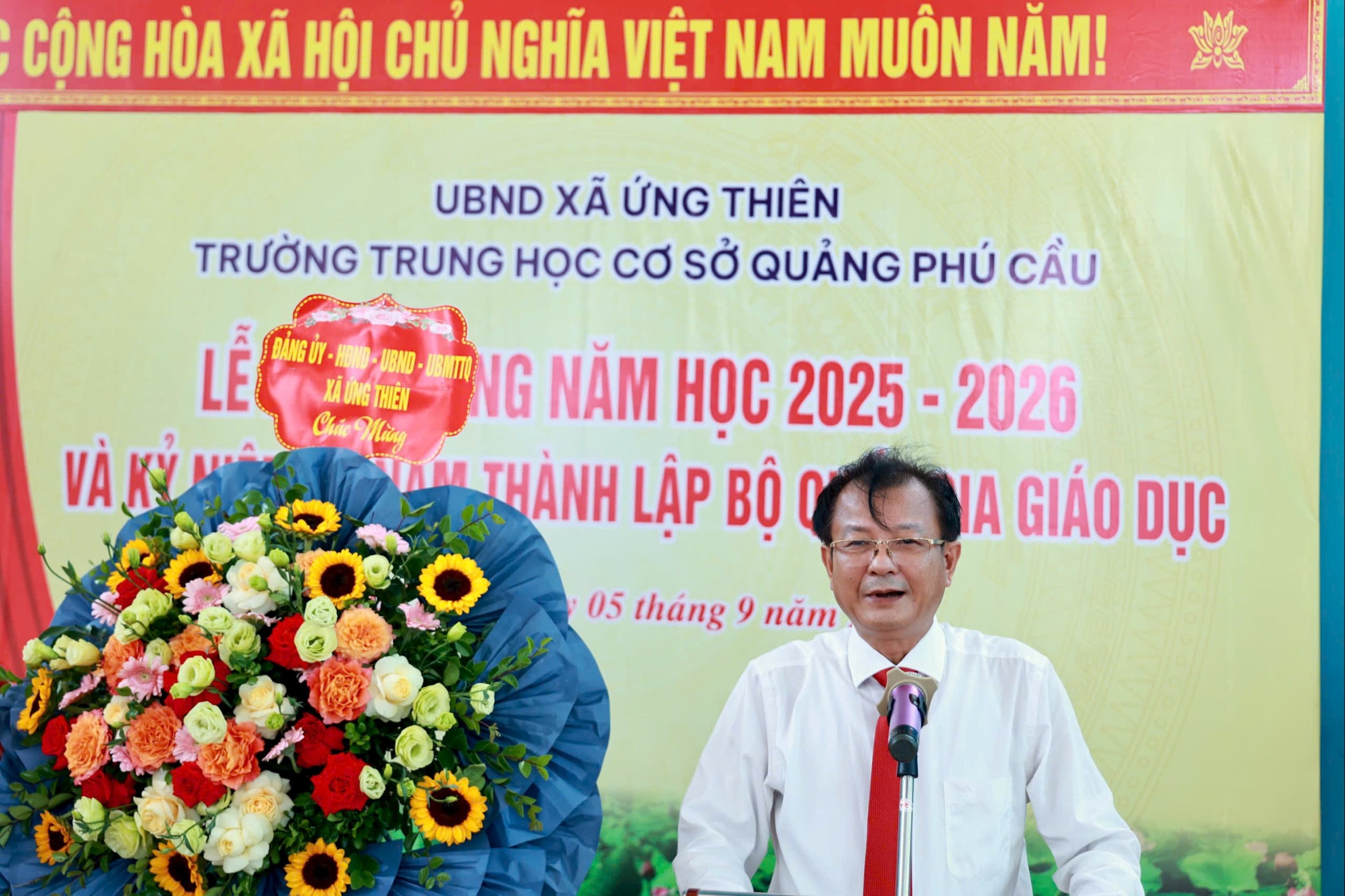 Ông Nguyễn Chí Viễn - Bí thư xã Ứng Thiên đến dự và chúc mừng trường THCS Quảng Phú Cầu