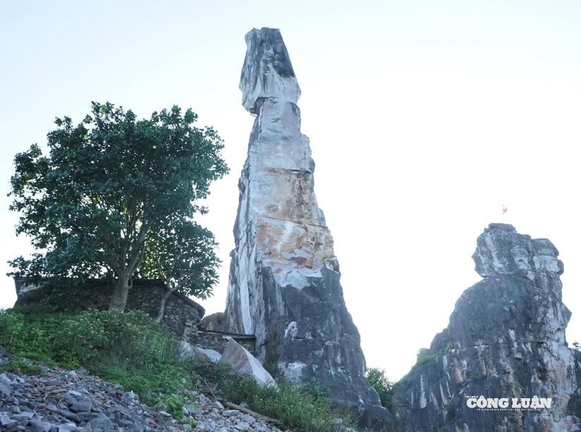 Hòn Vọng Phu tựa như hình dáng một người phụ nữ bế con, mặt ngoảnh ra biển