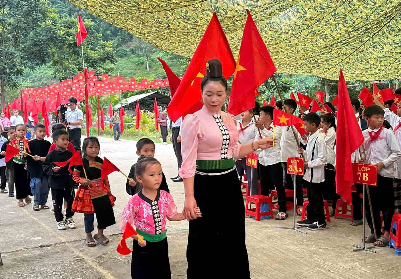Trường Tiểu học và THCS Bán trú Mường Lèo đón học sinh đầu cấp. Ảnh: Trường Sơn