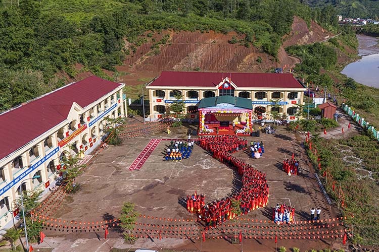 Học sinh xếp hình bản đồ Việt Nam, ăn phở “0 đồng” đón khai giảng