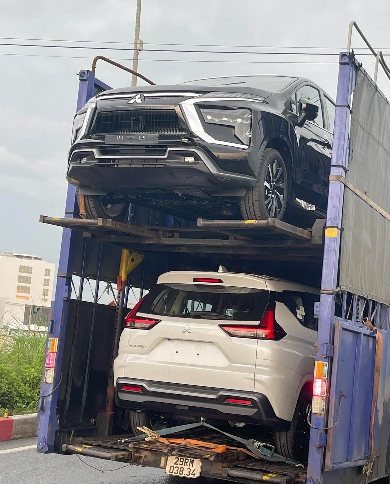 Mitsubishi Xpander và Xpander Cross trên đường vận chuyển đến đại lý - Ảnh: MXH
