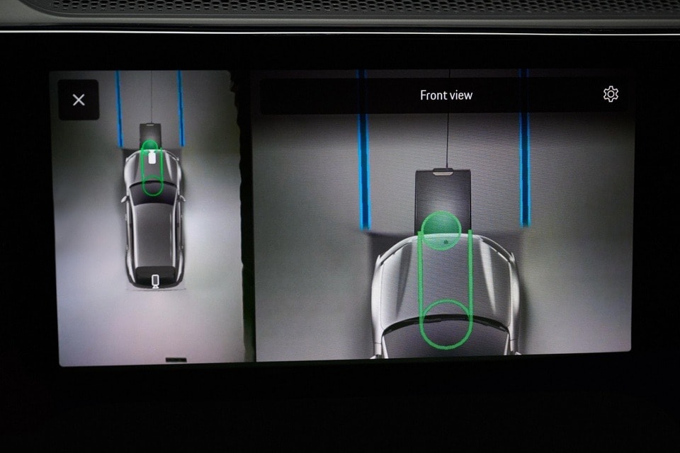 Chức năng Surround View giúp người lái dễ dàng đưa xe vào vị trí sạc.