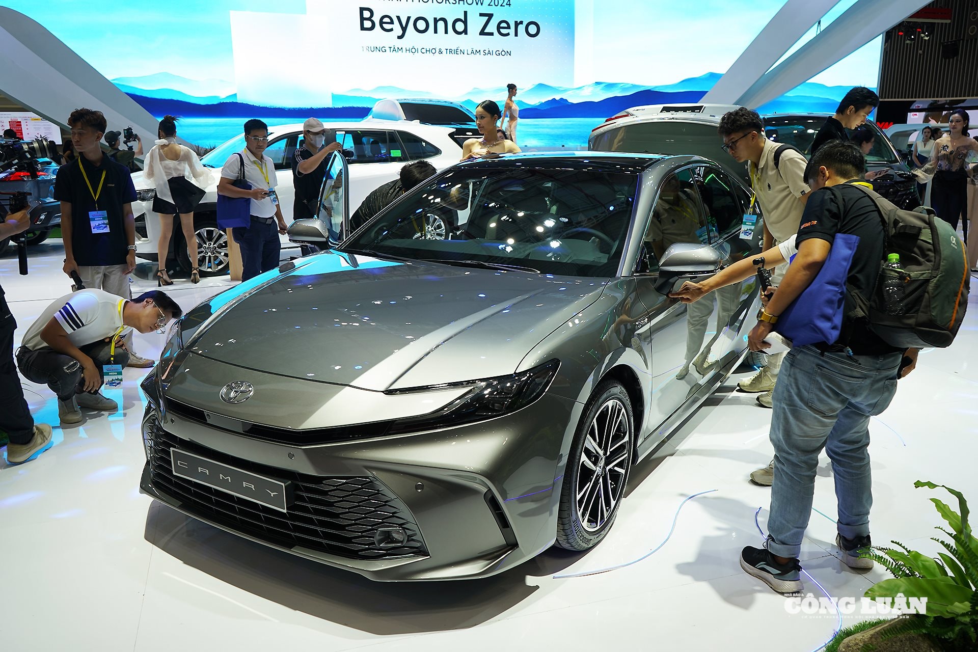 Toyota Camry và một số mẫu xe khác bất ngờ giảm giá niêm yết.