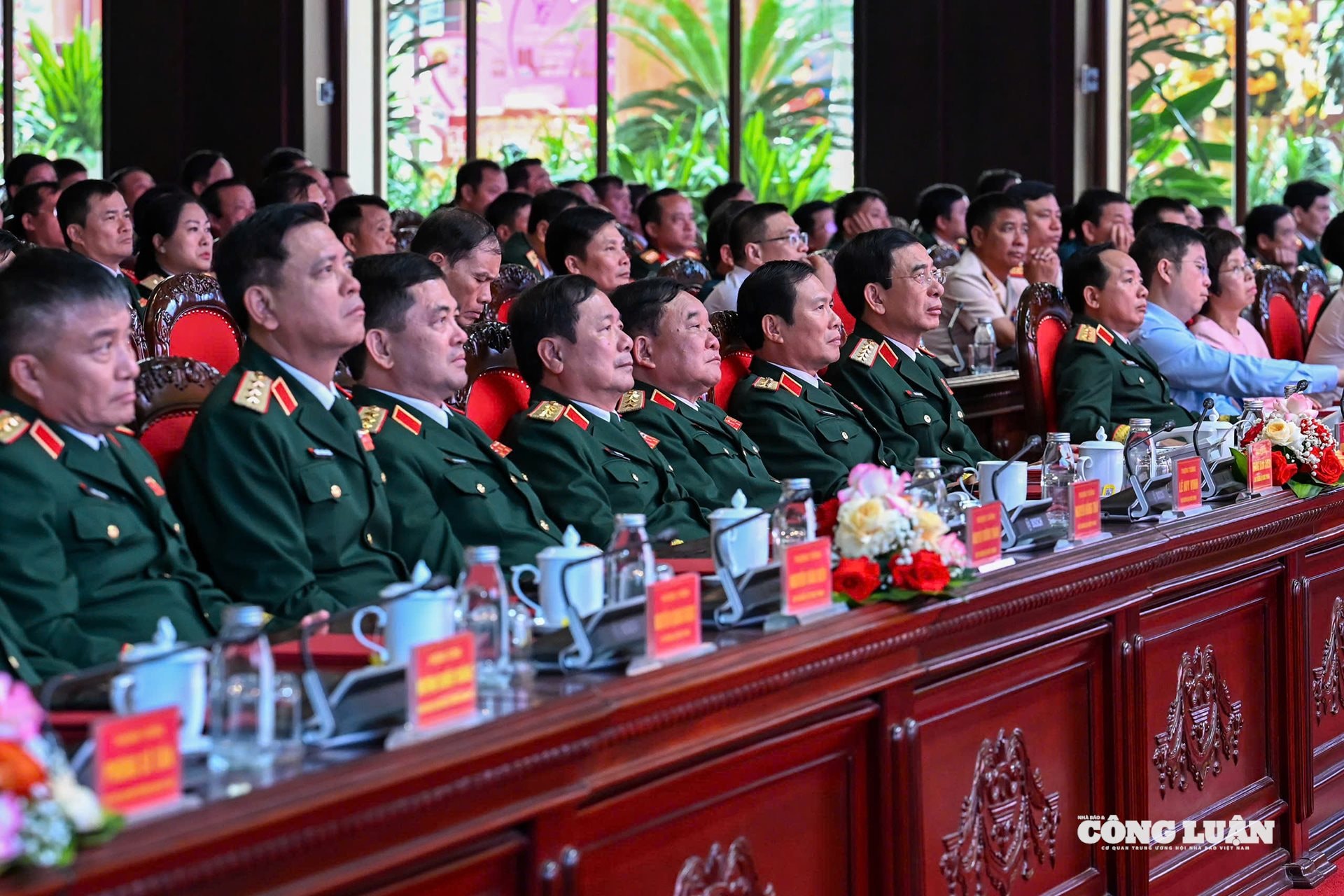 Các đại biểu tham dự buổi ễ.