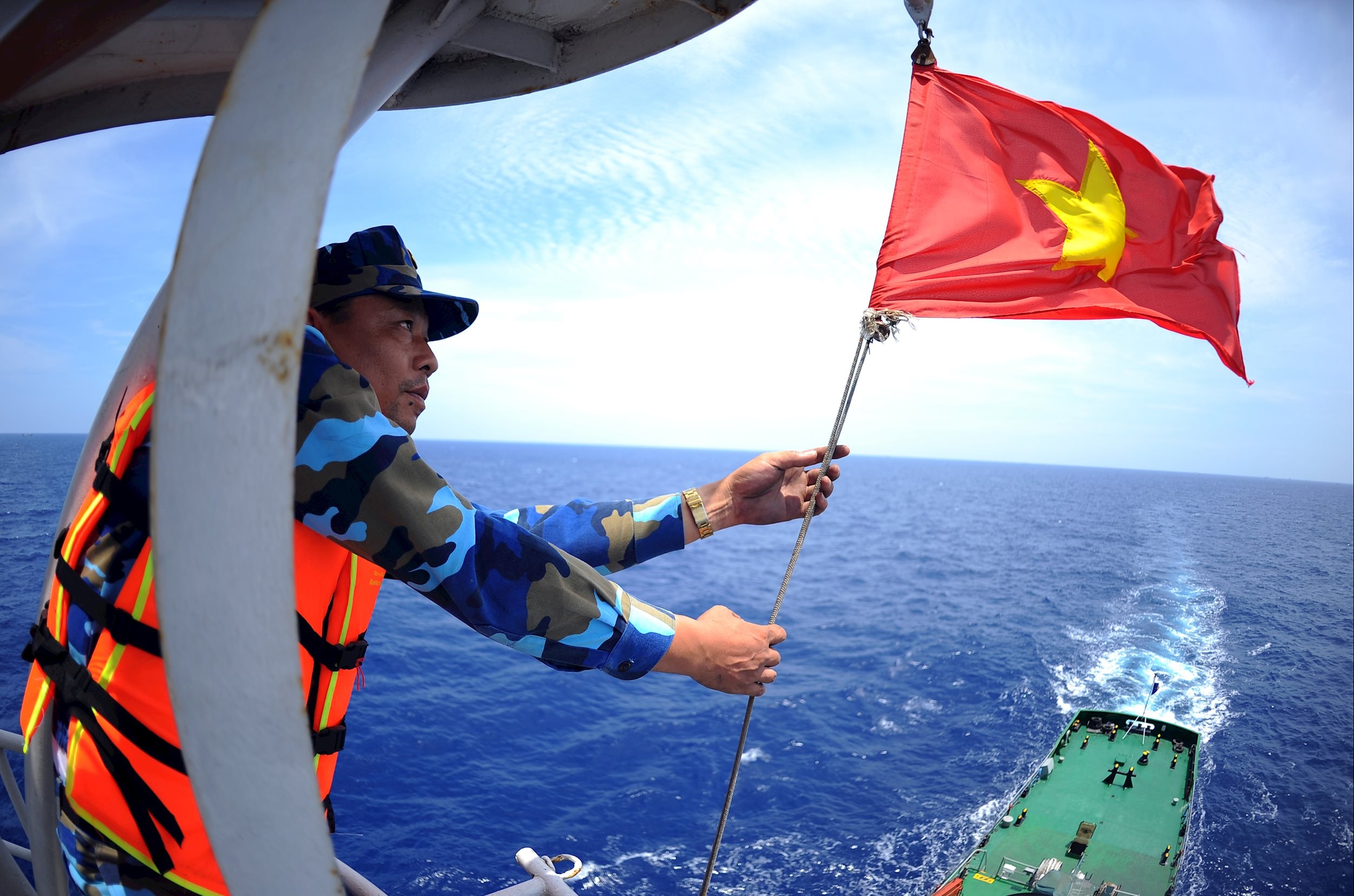 Cờ thắm giữa Biển Đông