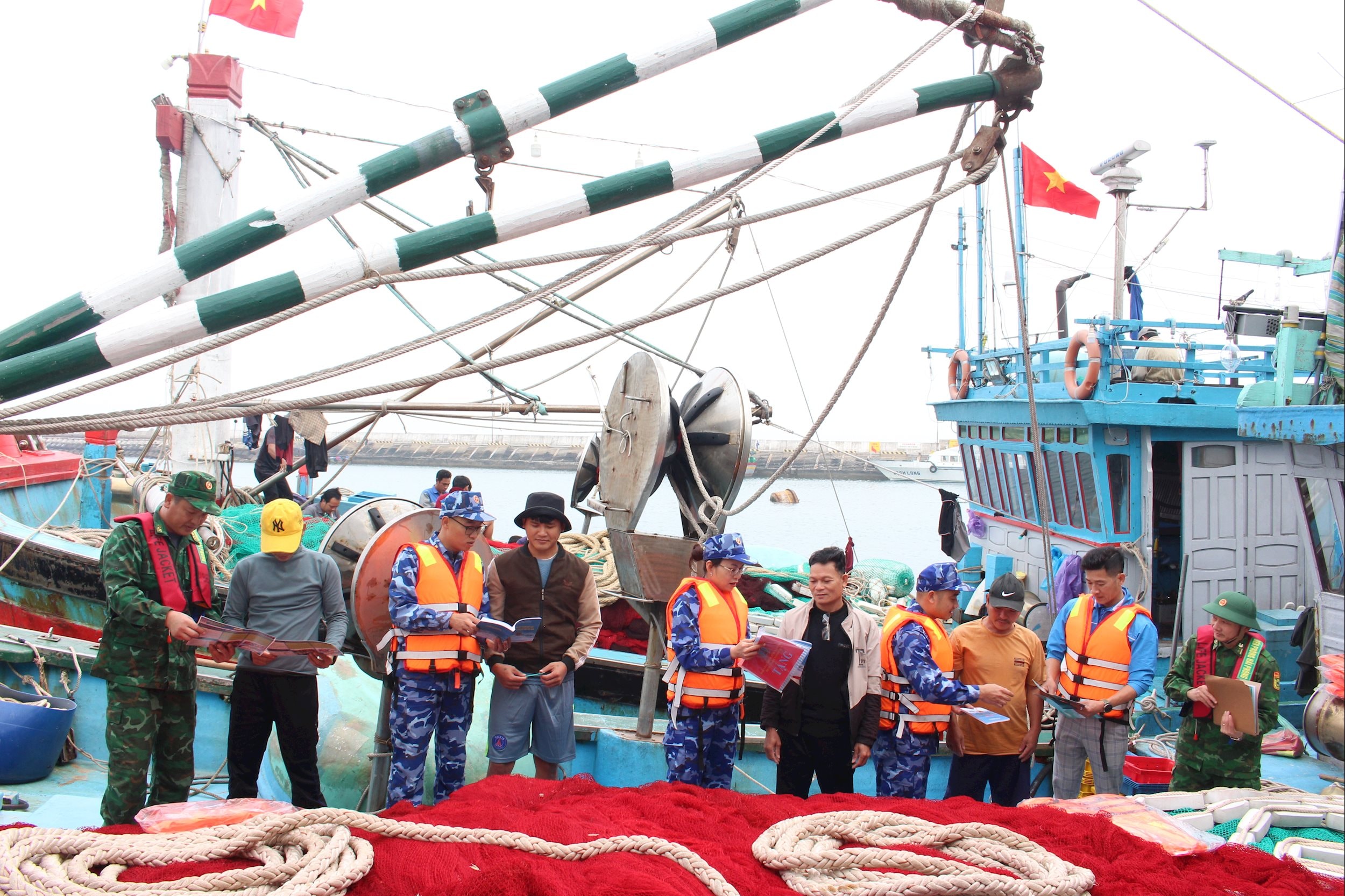 Đoàn Đặc nhiệm PCTP ma túy số 1 phối hợp với các lực lượng tuyên truyền Luật CSB, Luật PCMT cho ngư dân huyện đảo Bạch Long Vỹ