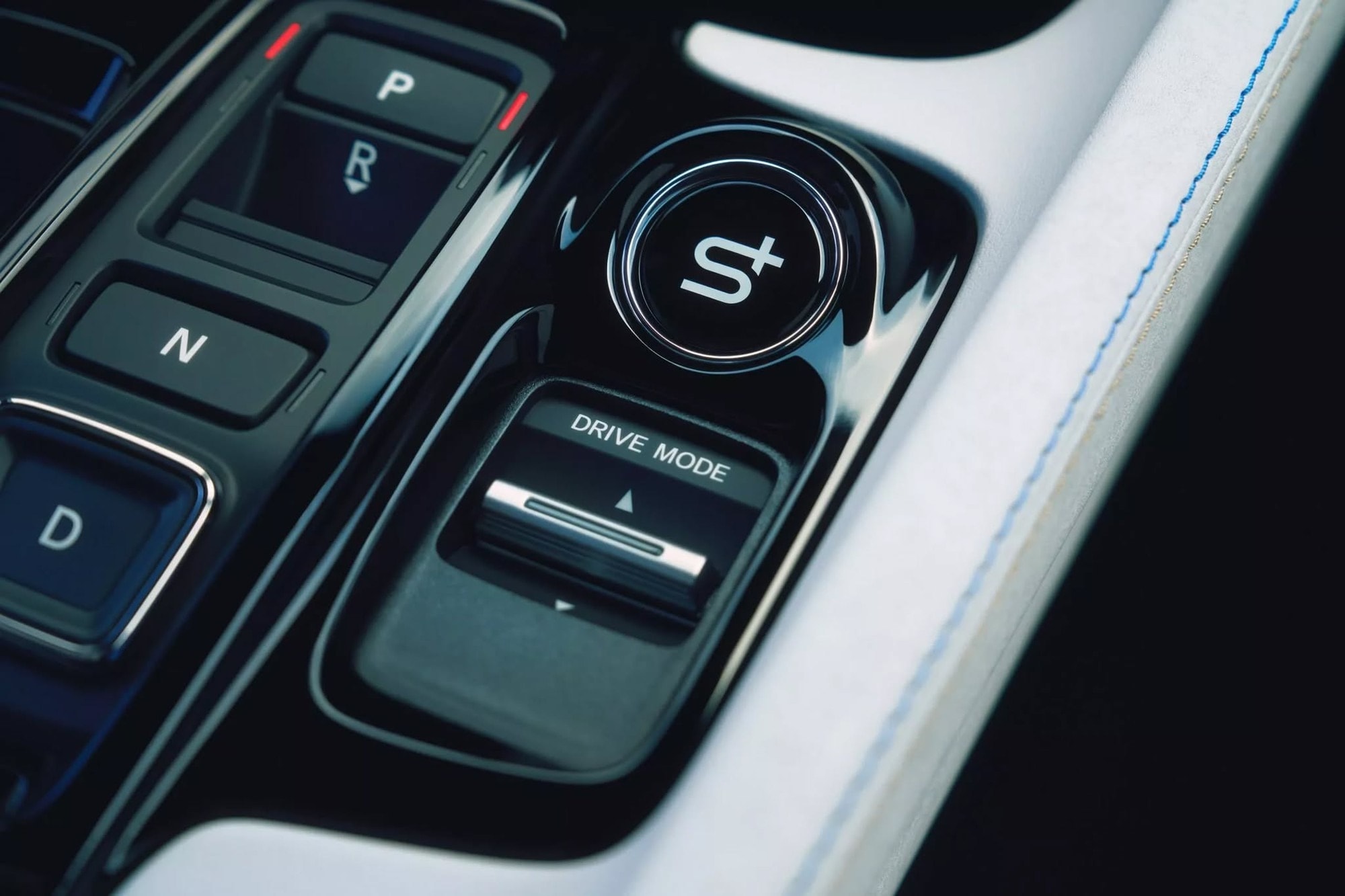Cụm điều khiển tính năng lái bao gồm nút kích hoạt chế độ S Shift.